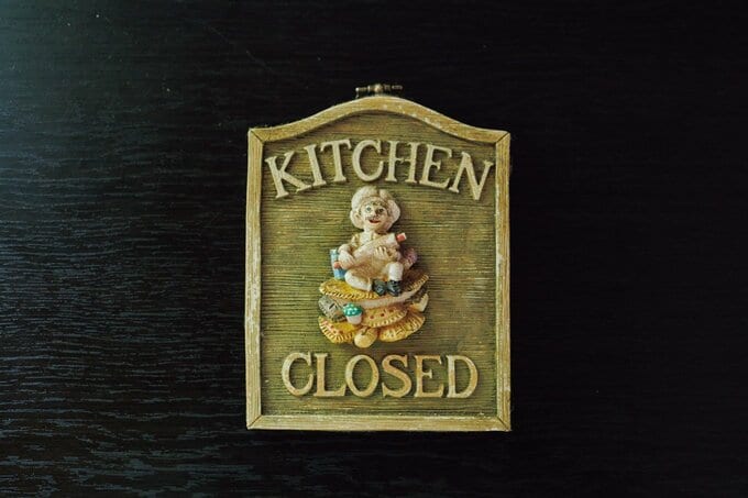 長男の武彦がくれた木のプレート。「キッチンはお休み中」