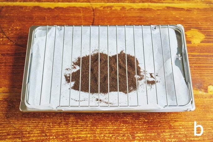 オーブンの天板にセットした茶葉と肉