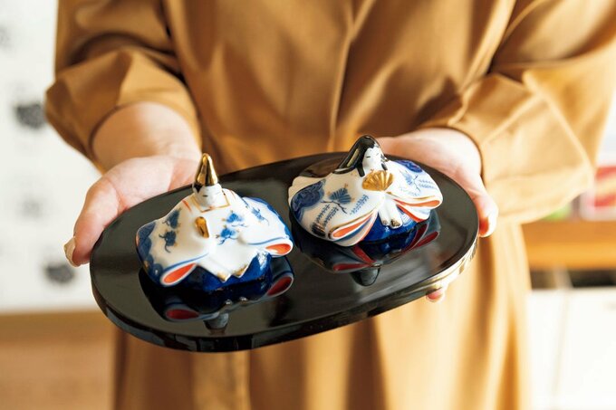 ひな人形を持つ様子