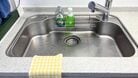 10秒で「排水口のにおい」をリセットする掃除テク。お湯と歯ブラシでキッチンが清潔に