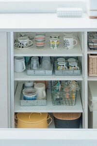 おしゃれなマグ＆グラスは浅い箱に並べて“チラ見せ”収納