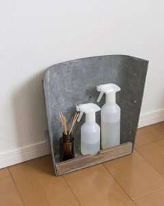 チリトリにトイレの掃除用洗剤を