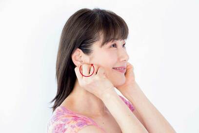 耳たぶを回すだけで小顔に！若すぎる60歳が実証