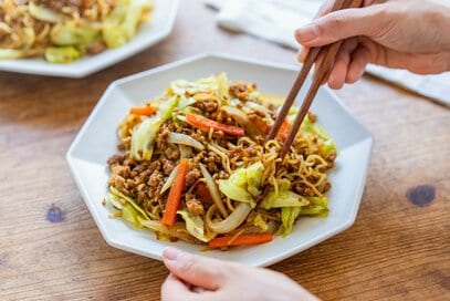 箸が止まらない「カレー焼きそば」レシピ。おいしさの秘密は「炒める順番」にあり