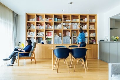 50代夫婦のマンションリノベ。大きな本棚と妻のワークスペース＆夫の趣味室に満足