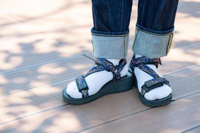 サンダルは靴下合わせで秋も活躍！最新ファッションスナップ