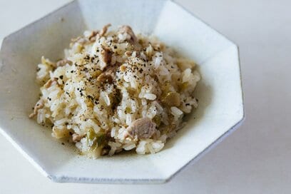 フライパンでつくる「炊き込みご飯」。ザーサイの新たな魅力を発見／長谷川あかりさんのレシピ