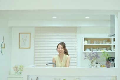 40代のキッチンはオープン棚で時短に。器の色選びでゴチャつきも防げる