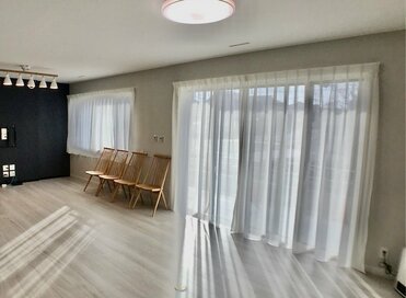 西側リビングの間取り、大きな窓＋シャッターブラインドの採用で夏冬快適に