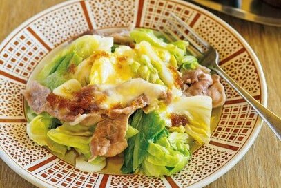 絶品「豚こまとキャベツのチーズ蒸し」。タマネギソースで食欲倍増