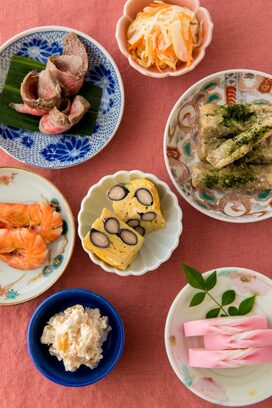 おせちも、おやつも！豆皿を並べるだけで、テクいらずで見栄えよく盛れる