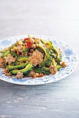 ひき肉とゴーヤーのカリカリ炒め。めんつゆでしっかり味が決まる！