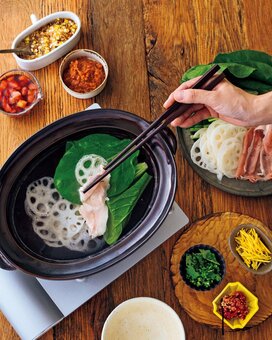 レンコンとコマツナの豚しゃぶ鍋。3種のタレと薬味で箸が止まらない