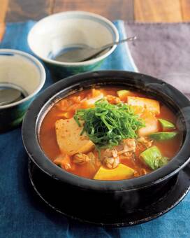 アボカドとキムチのダイエット鍋。腸活効果で1年じゅう食べたい