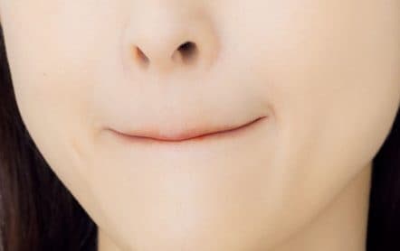 上下の唇を合わせて全体になじませる