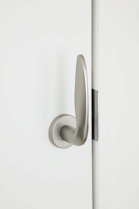 猫が自力では開けられないようにレバーハンドルを垂直に