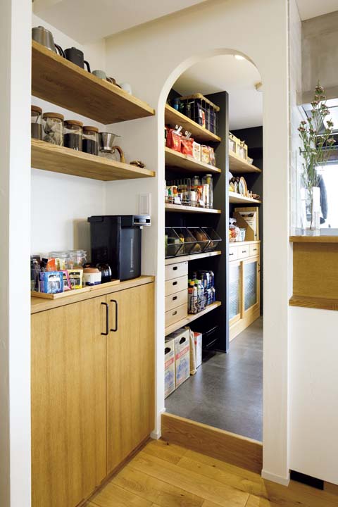キッチン脇の広い壁面に棚を造作