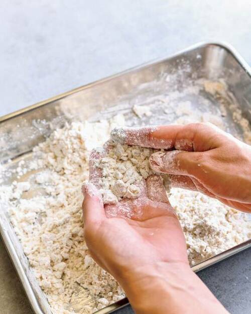 ダマの部分を両手ですり合わせる