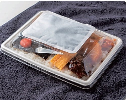 お弁当にカイロをのせて温める