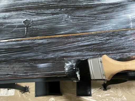 刷毛でノリを塗る