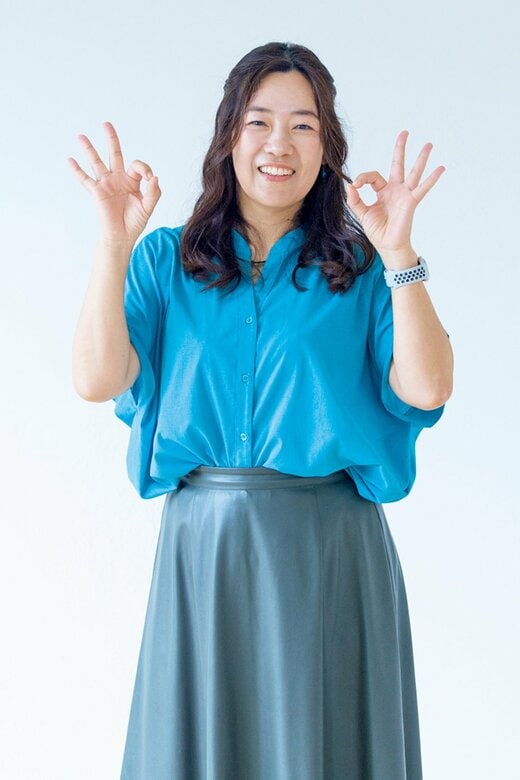 両手でOKサインをする寺澤真奈美さん