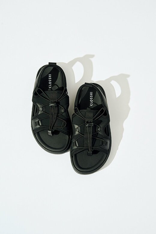 黒のレースアップサンダル