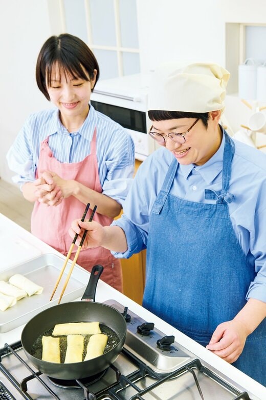 春巻きを揚げる近藤春奈さんと長谷川あかりさん