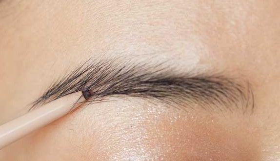 アイブロウペンシルで描く