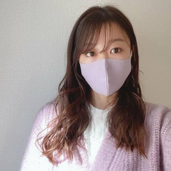 パープルマスクをつけた女性