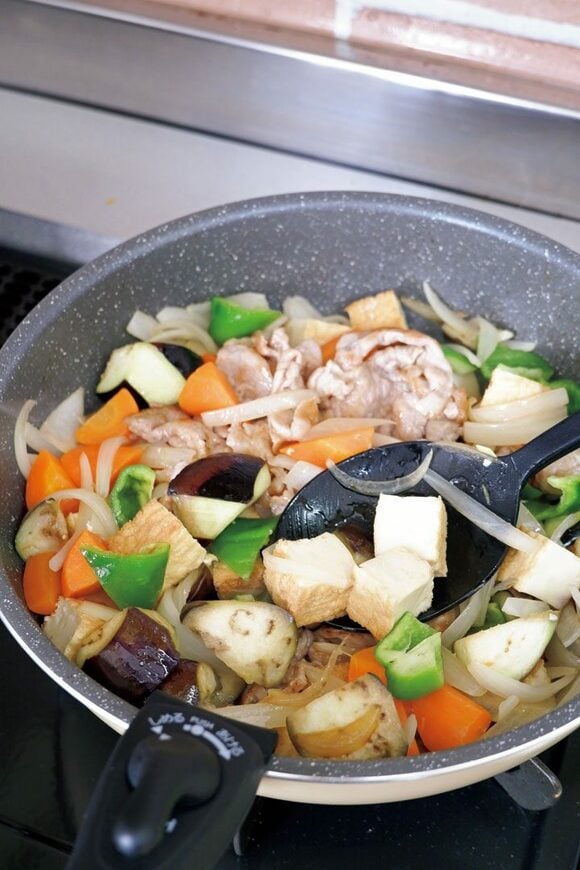 厚揚げ野菜などフライパンで炒め
