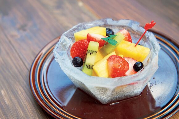 目にも涼しい氷の器でサプライズ