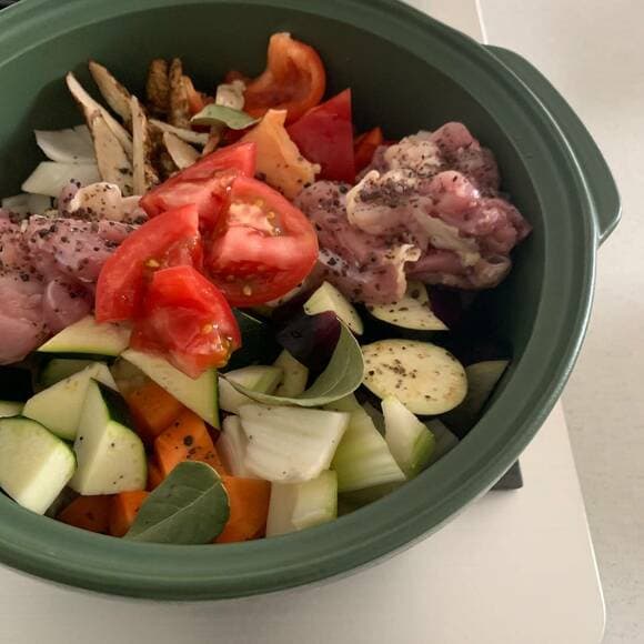 鍋に材料を入れて塩と水を入れた様子