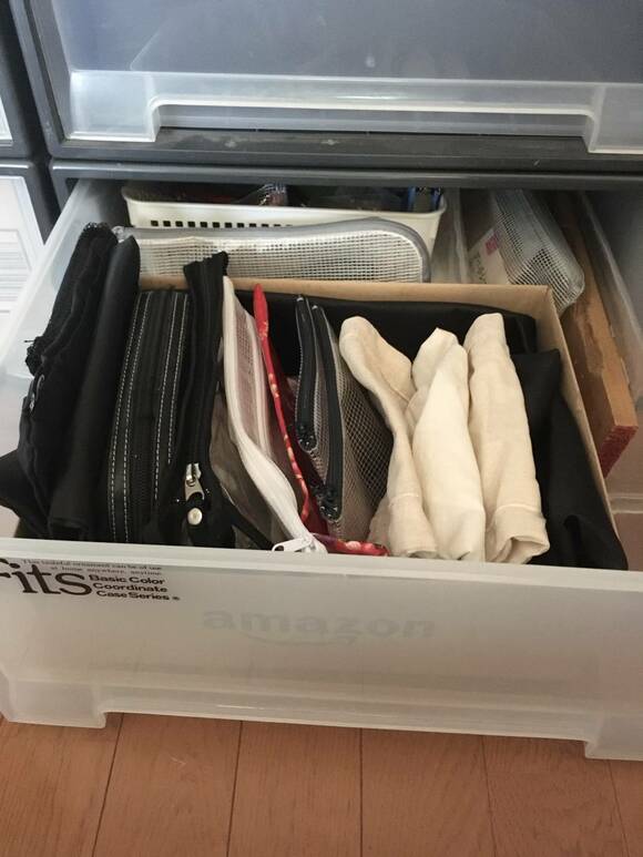 衣装ケースのなかに段ボール