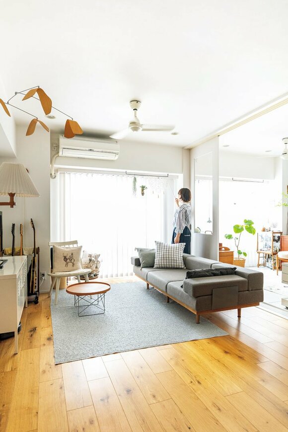 リビングに女性