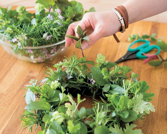 好みのハーブ数種類をバランスを見てこんもりと差す。