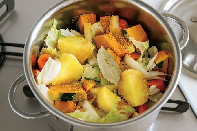 夕食のスープを仕込む