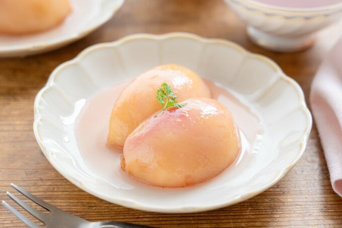 更に桃のコンポートがのっていて、桃の上に少しのチャービルがのっている