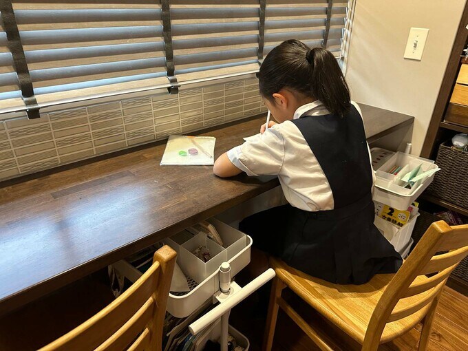 リビング学習スペースで勉強する子ども