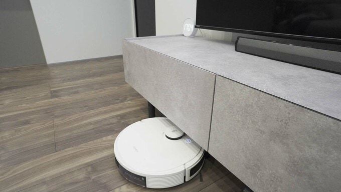 テレビボードの下を掃除するロボット掃除機