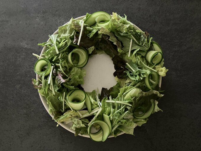 キュウリを盛り付ける