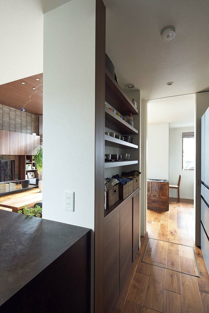 キッチンへ至る裏動線には棚を設置