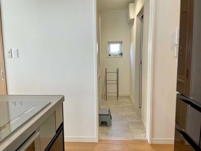 キッチンから水回りを見る