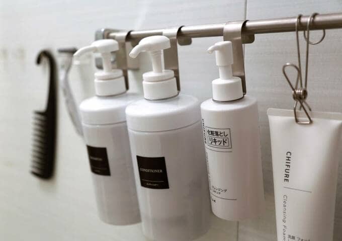 シャンプーボトルをつるしている様子