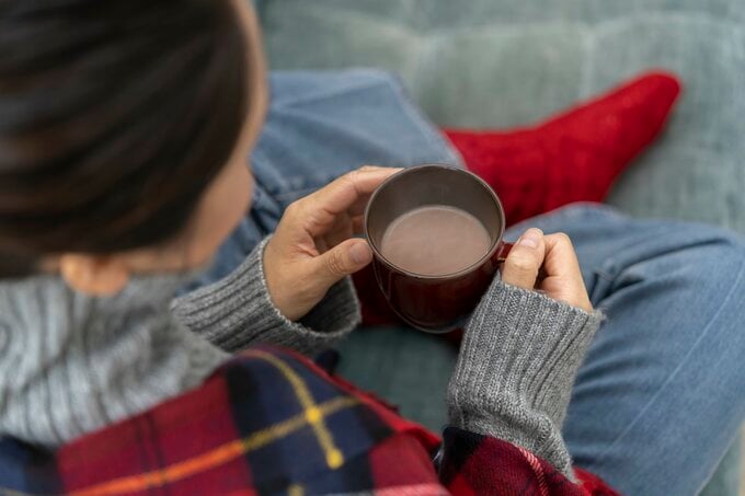 防寒している女性