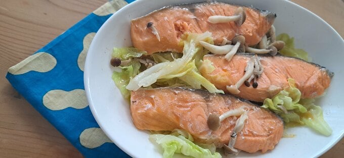鮭と旬の食材のバター蒸し