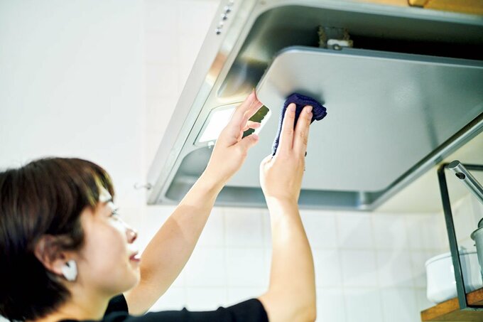 換気扇掃除女性