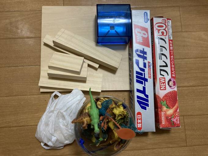 木材、空き箱、包装紙など