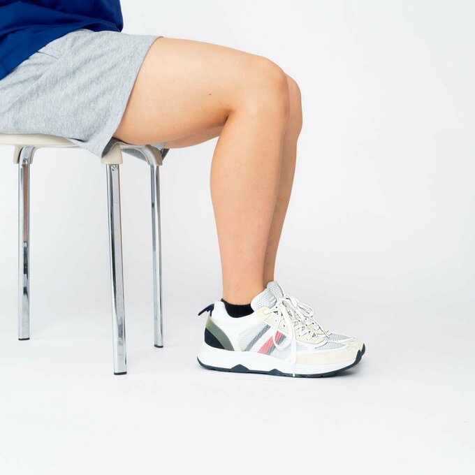 足を床につける