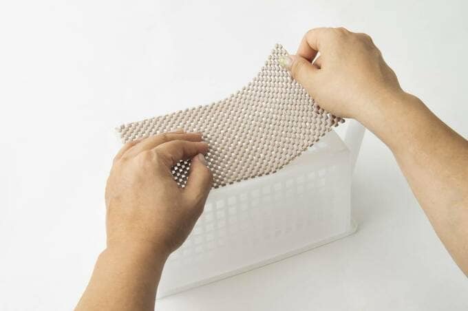 すべり止めシートをケースに入れる