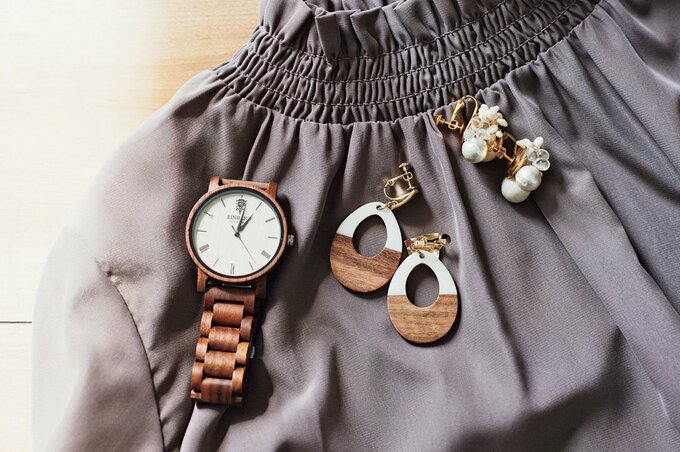 時計イヤリングなど